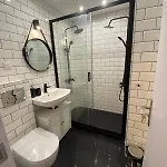 Modern 2 Bedroom In The Heart Of *